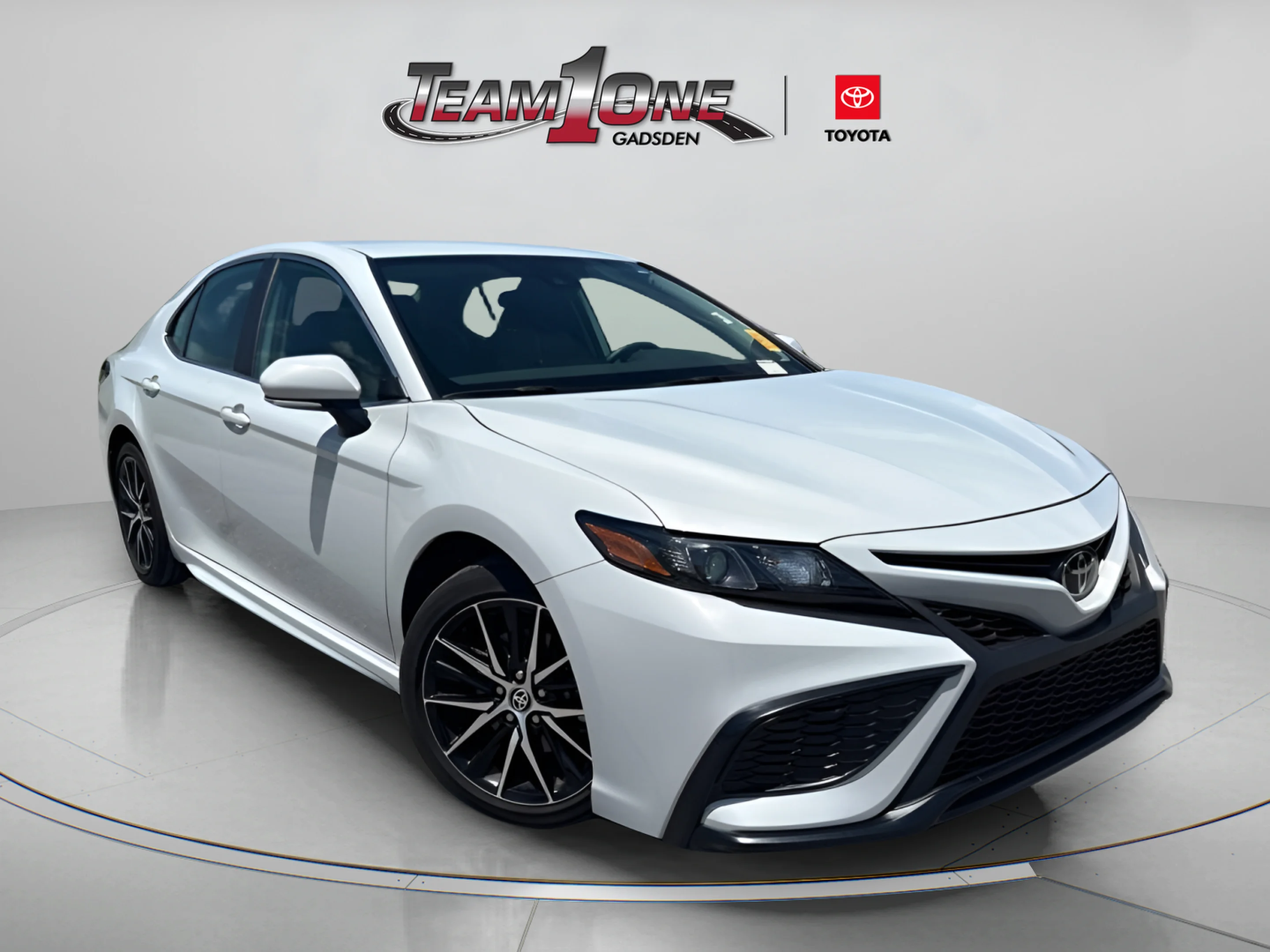 Used 2024 Ice Toyota SE image 1