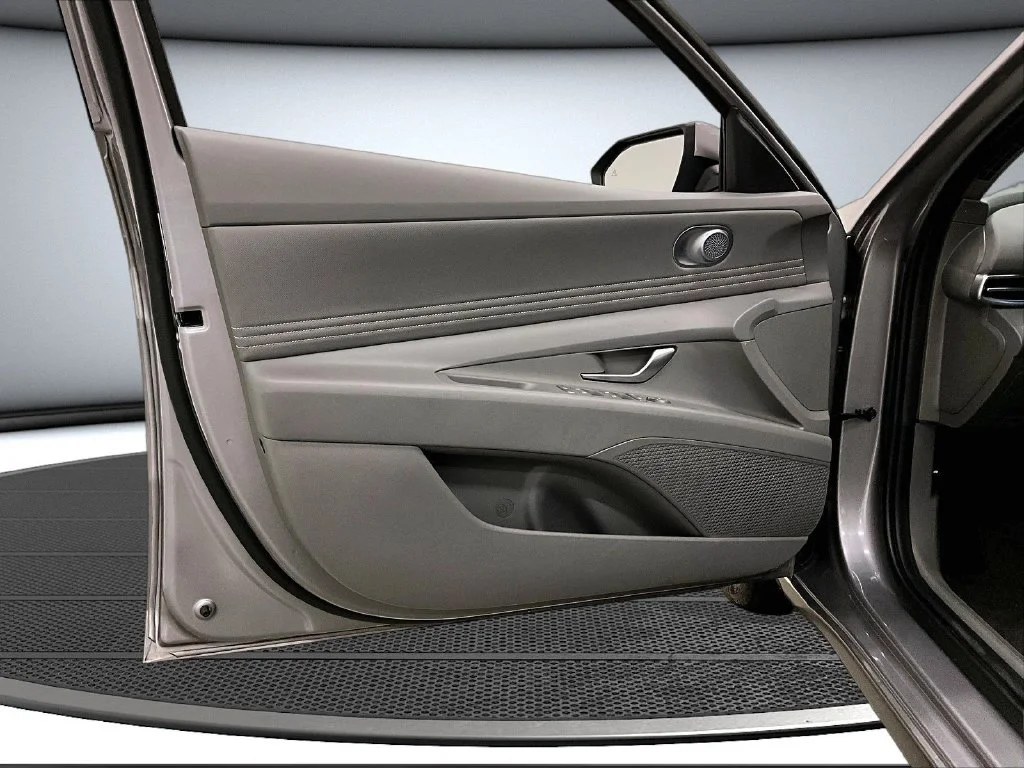 Used 2025 Silver Hyundai SEL Convenience image 20