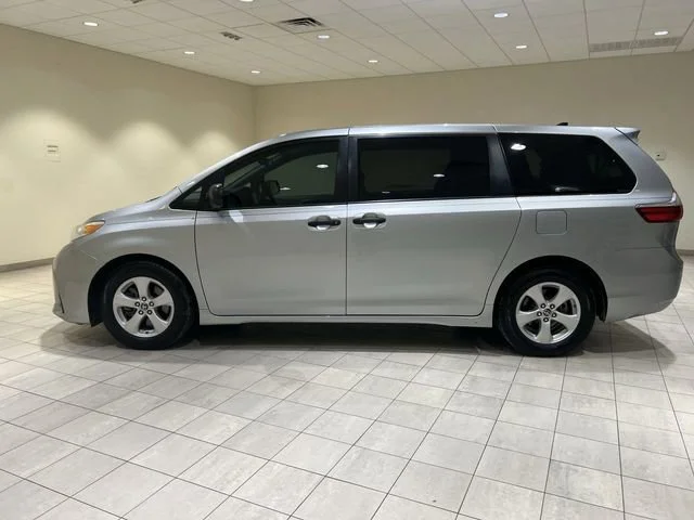 Used 2020  Toyota L image 2