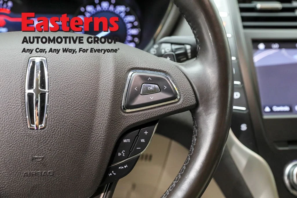 Used 2019 White Lincoln Select image 16