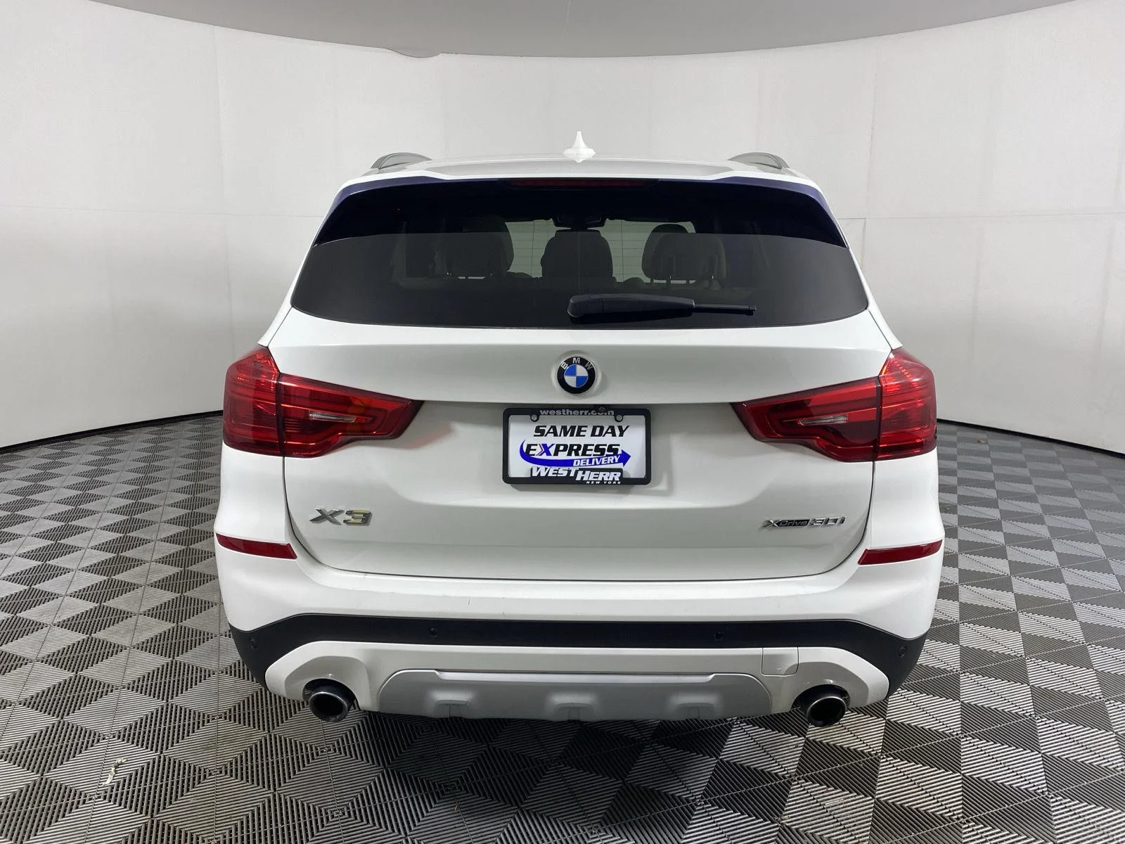 Used 2018 Alpine White BMW xDrive30i image 14