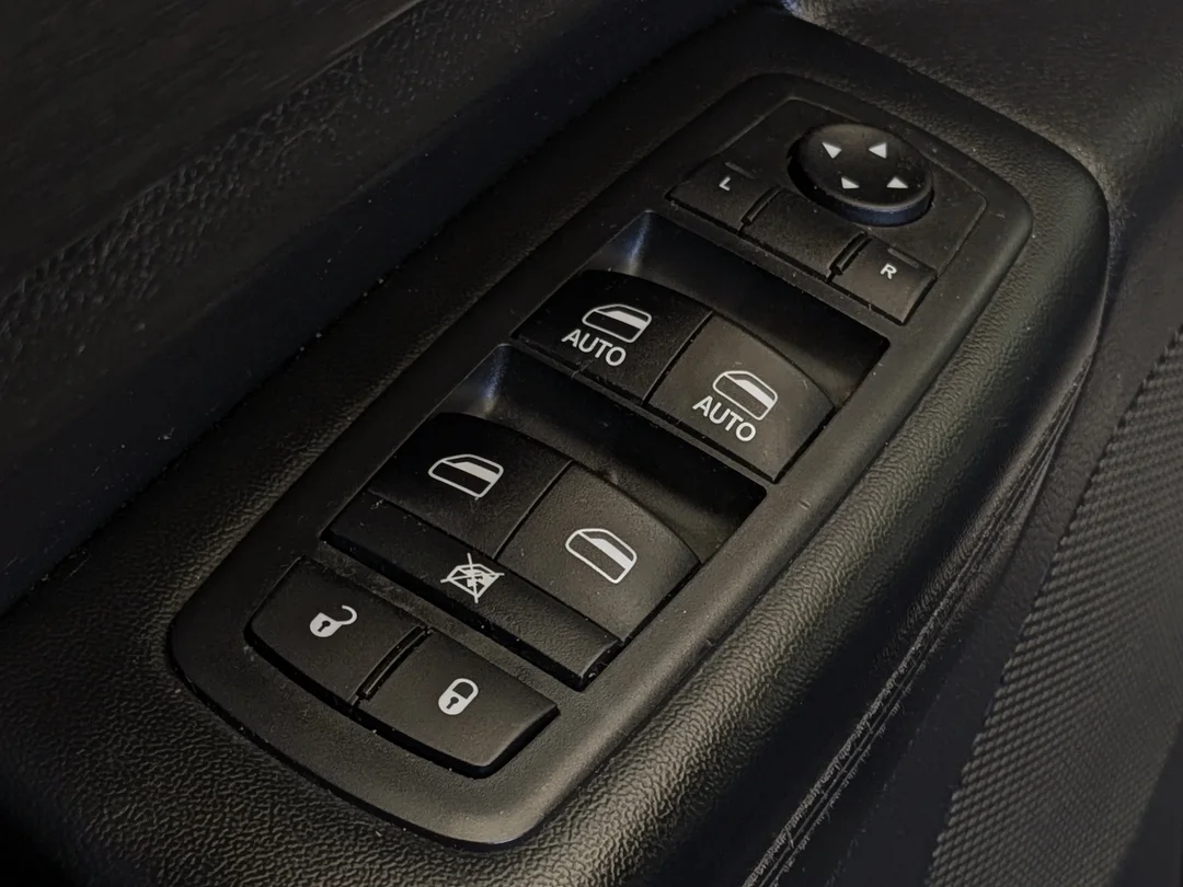 Used 2018 Black Jeep Laredo - - 4x4 - 3.6L Pentastar V6 - Quadra-Trac I 4x4 - Keyless Go - ParkView & ParkSense & More! image 13