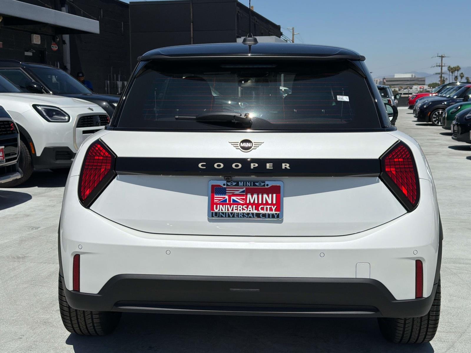 New 2026 0C6A Nanuq White Metallic MINI Signature Plus image 4