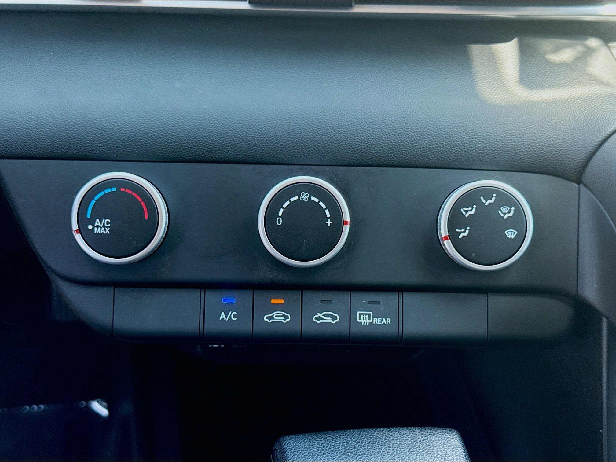 2025 Hyundai Elantra SE - Photo 12