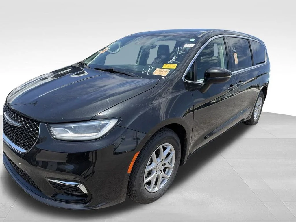 Used 2023 Black Chrysler Touring L image 3