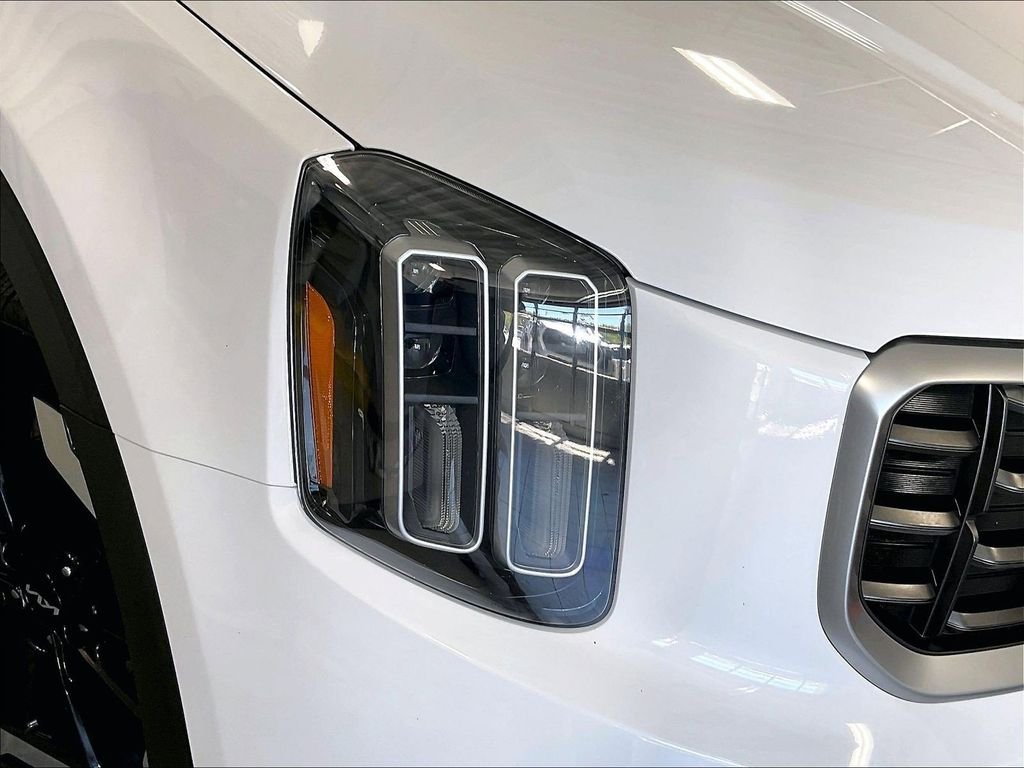 Used 2023 White Kia S image 33