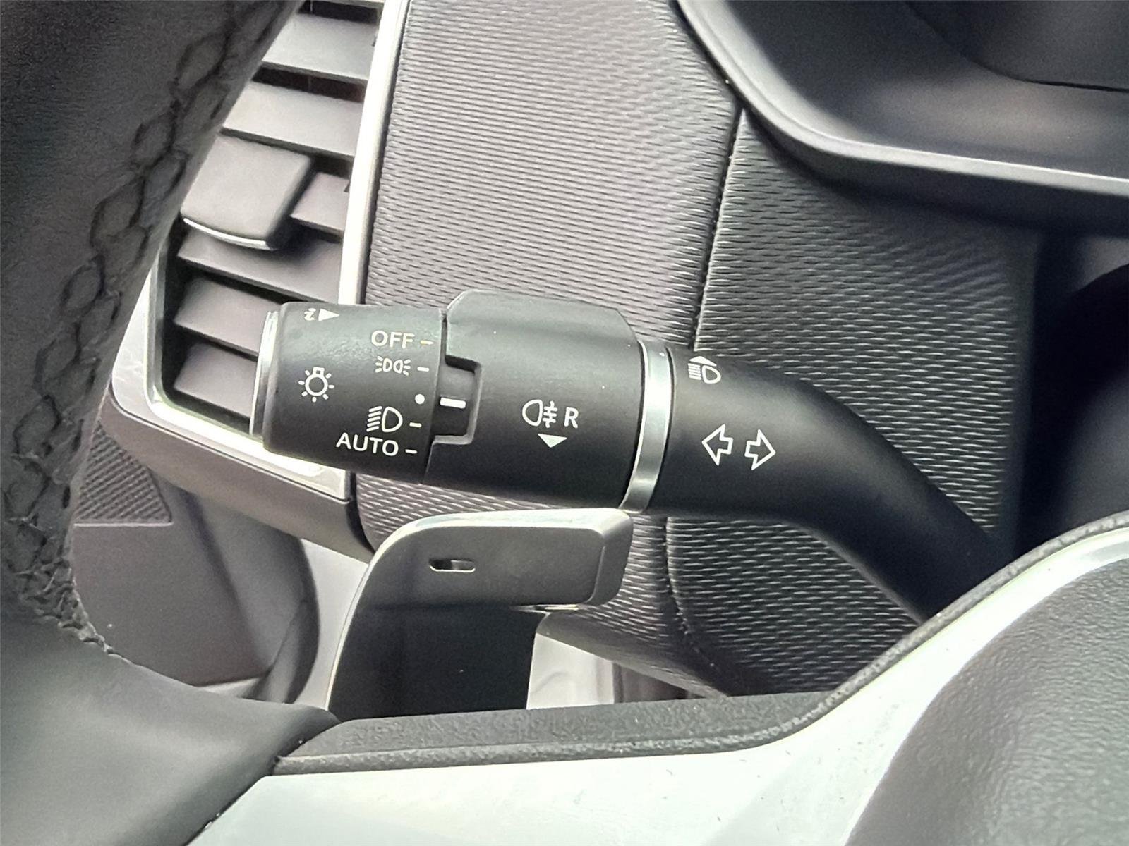 Used 2024 Fuji White Land Rover Dynamic SE image 43