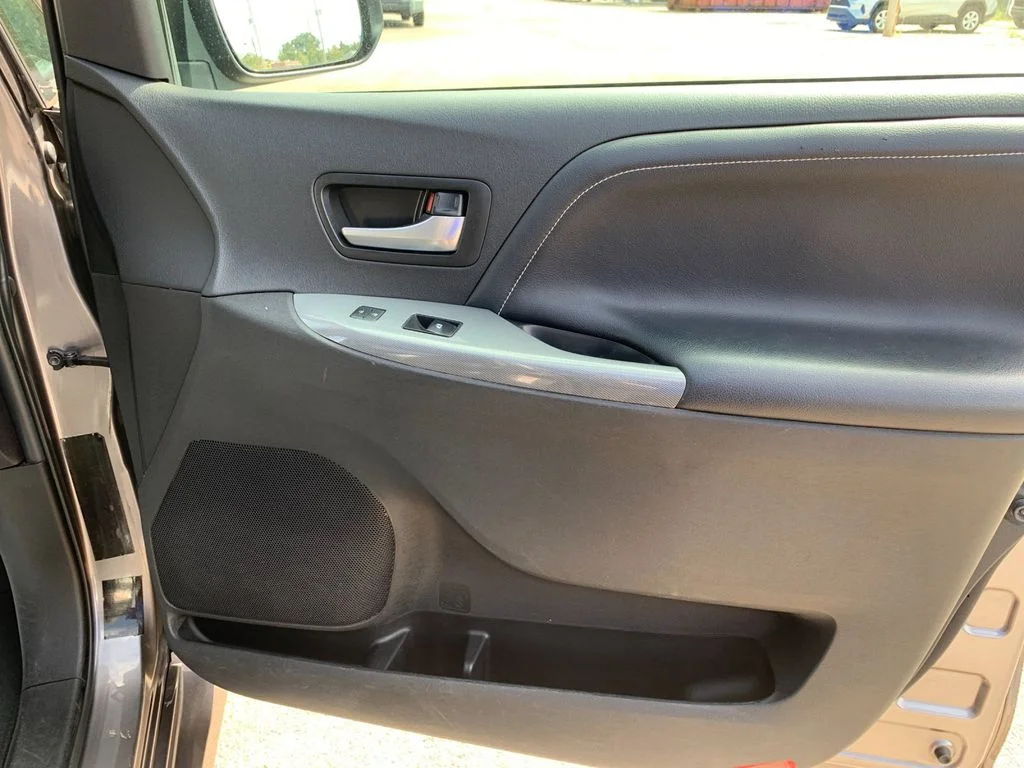 Used 2018 Gray Toyota SE Premium image 21
