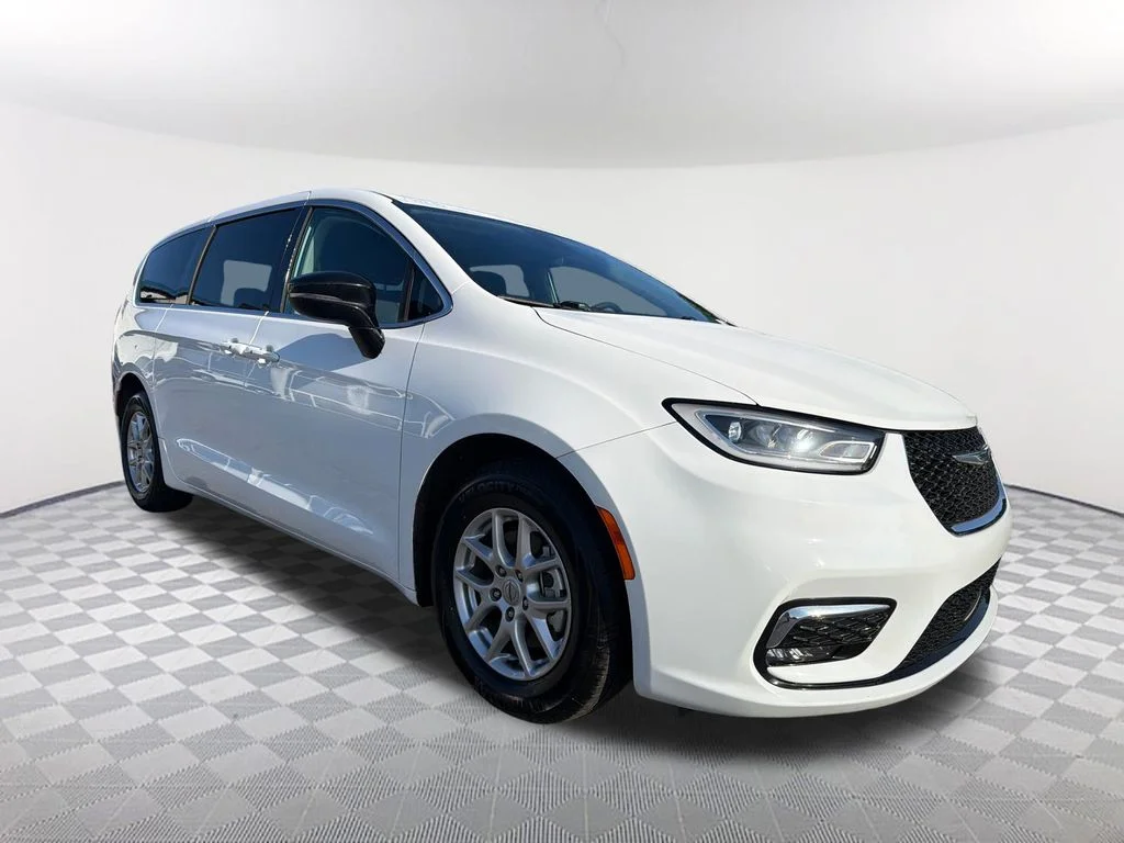 Used 2024 White Chrysler Touring L image 3