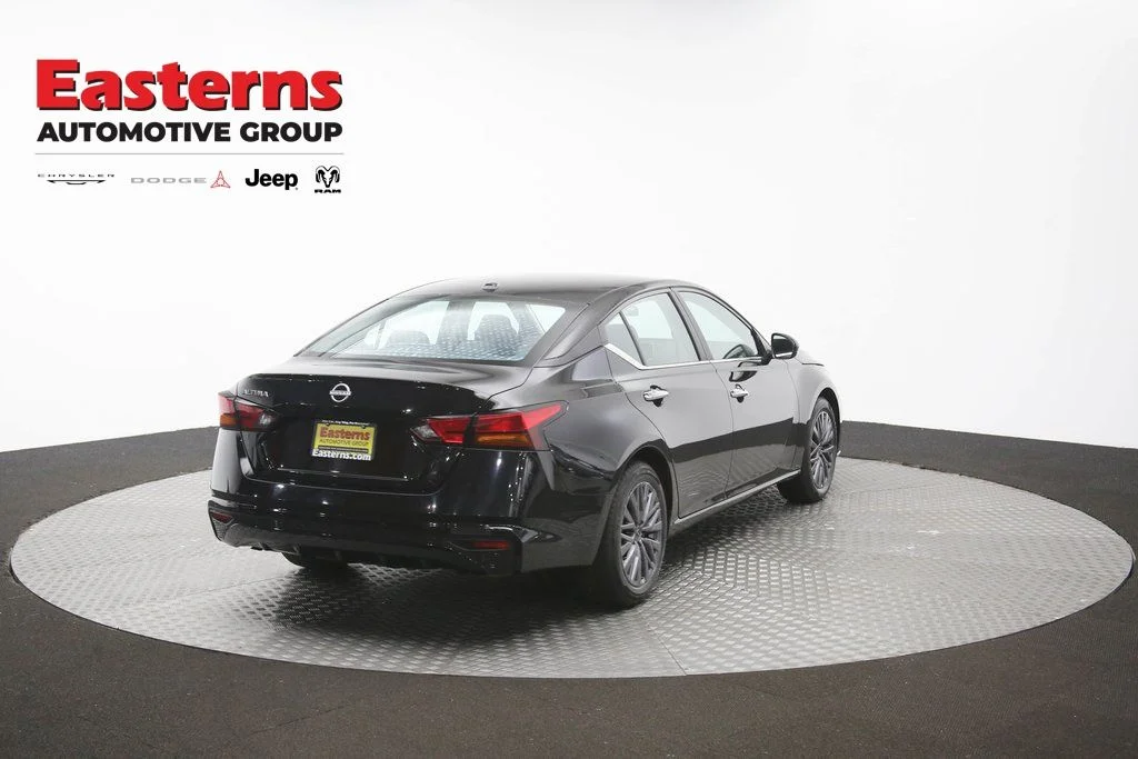 Used 2025 Black Nissan 2.5 SV image 39