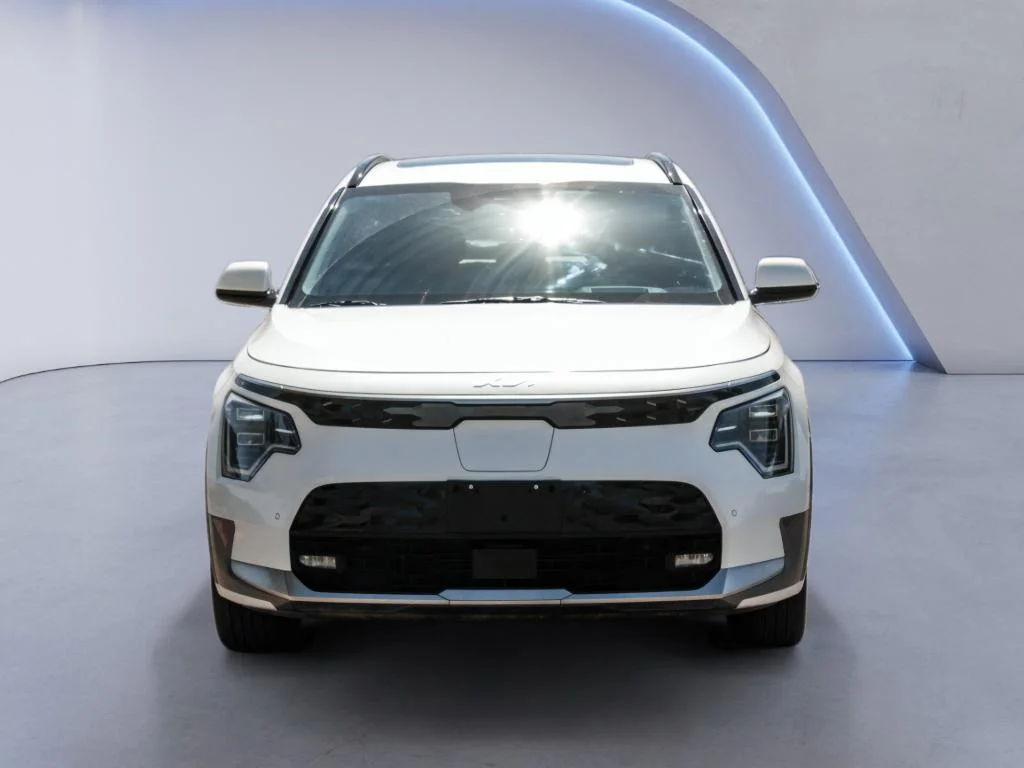 Used 2023 Snow White Pearl Kia Wave image 2