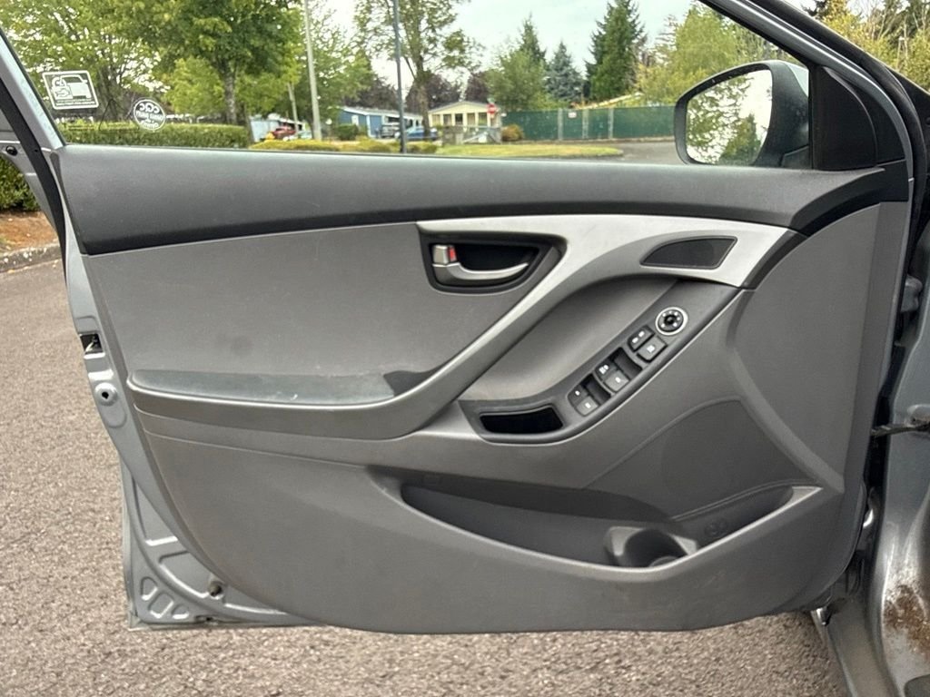 Used 2016 Shale Gray Metallic Hyundai SE image 13