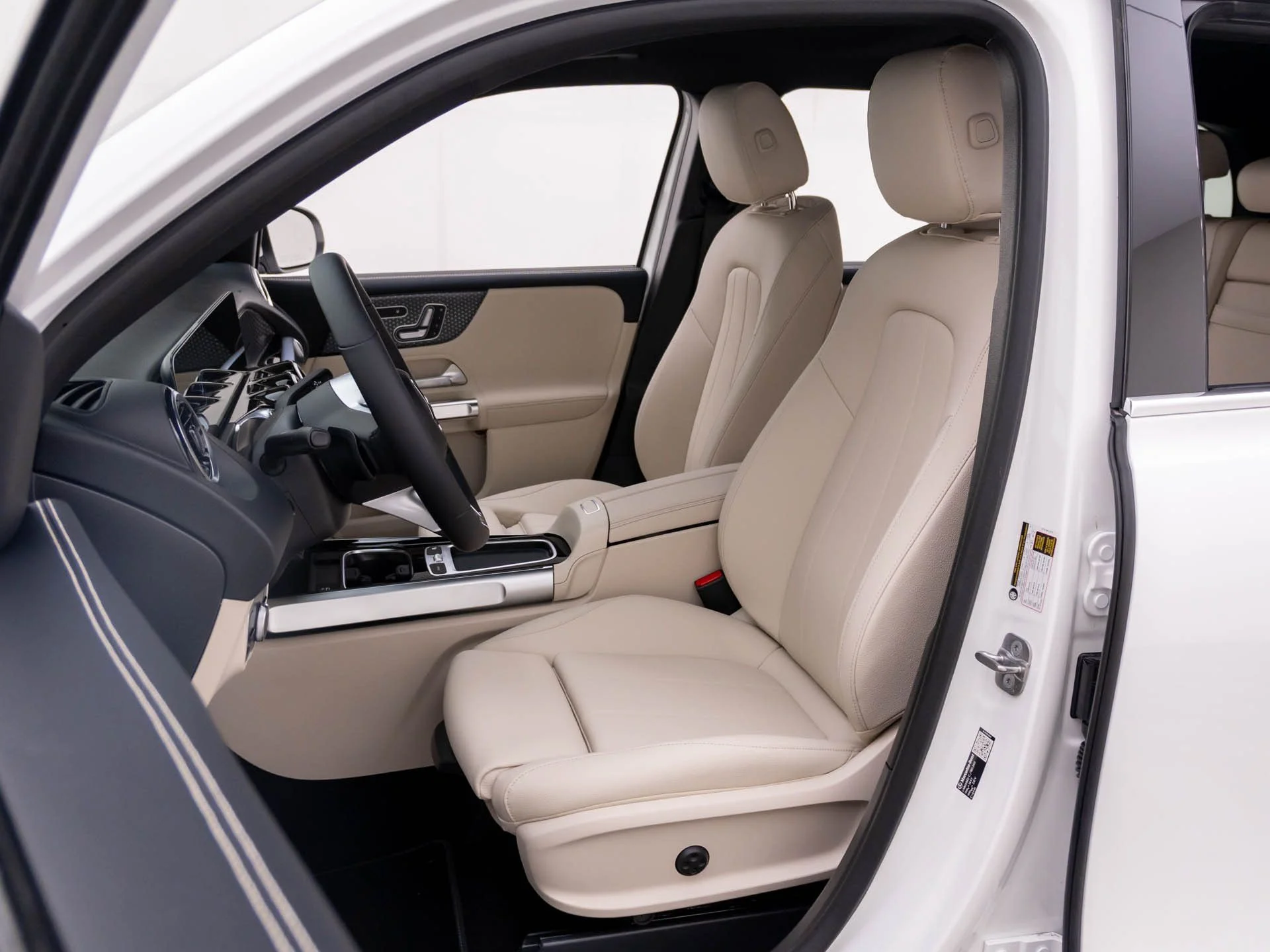 New 2026 White Mercedes-Benz GLB 250 image 18