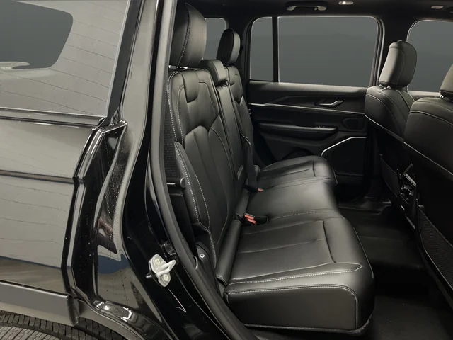 New 2026 Diamond Black Crystal Pearl-Coat Exterior Paint Jeep Limited image 32