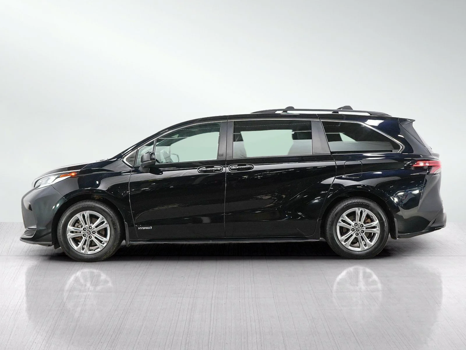 Used 2021 Toyota Sienna LE with VIN 5TDGSKFC1MS034733 for sale in Burnsville, Minnesota