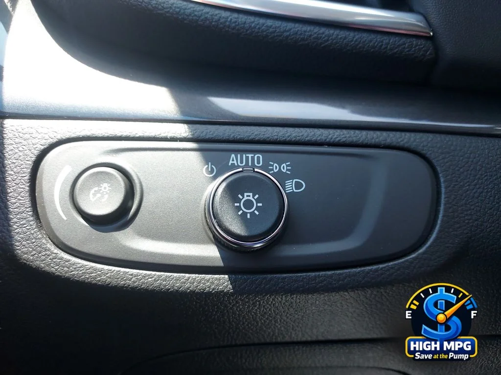 Used 2022 White Buick Preferred image 19