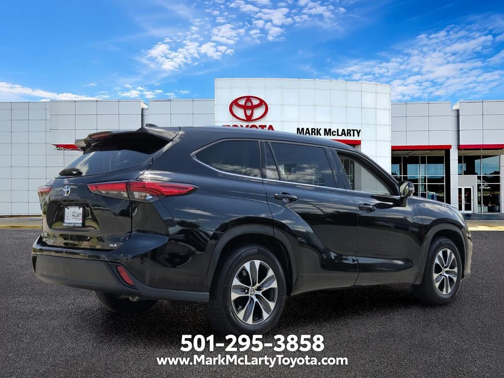 Used 2021 Black Toyota XLE image 5