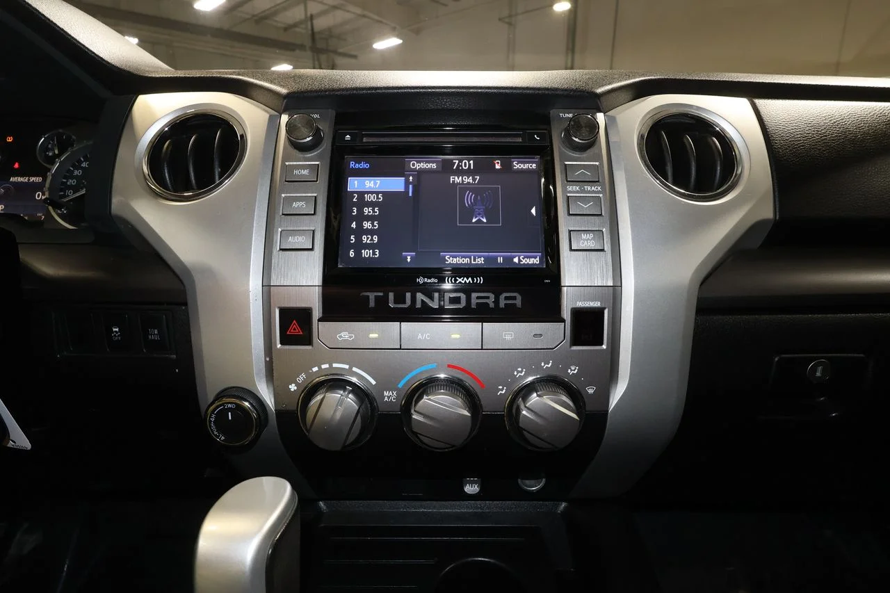 Used 2015 Blue Toyota SR5 image 11