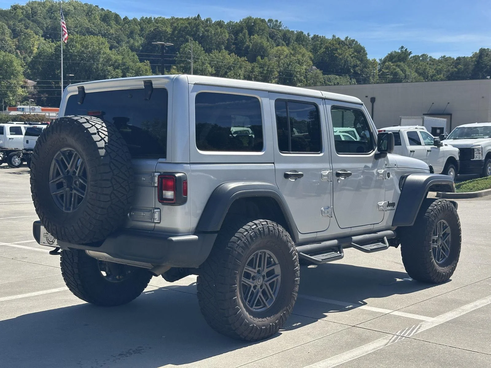 Used 2024 Silver Zynith Clearcoat Jeep Sport S image 7