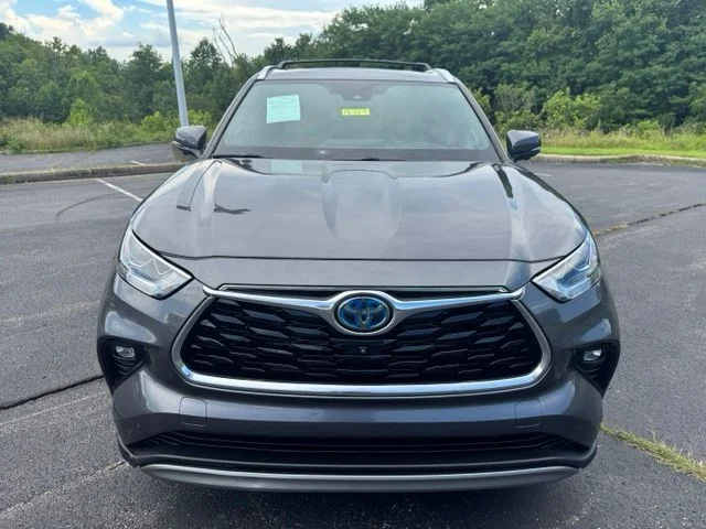 Used 2023 Magnetic Gray Metallic Toyota Platinum image 8