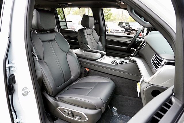 New 2026 Bright White Clear-Coat Exterior Paint Jeep Limited Reserve image 15