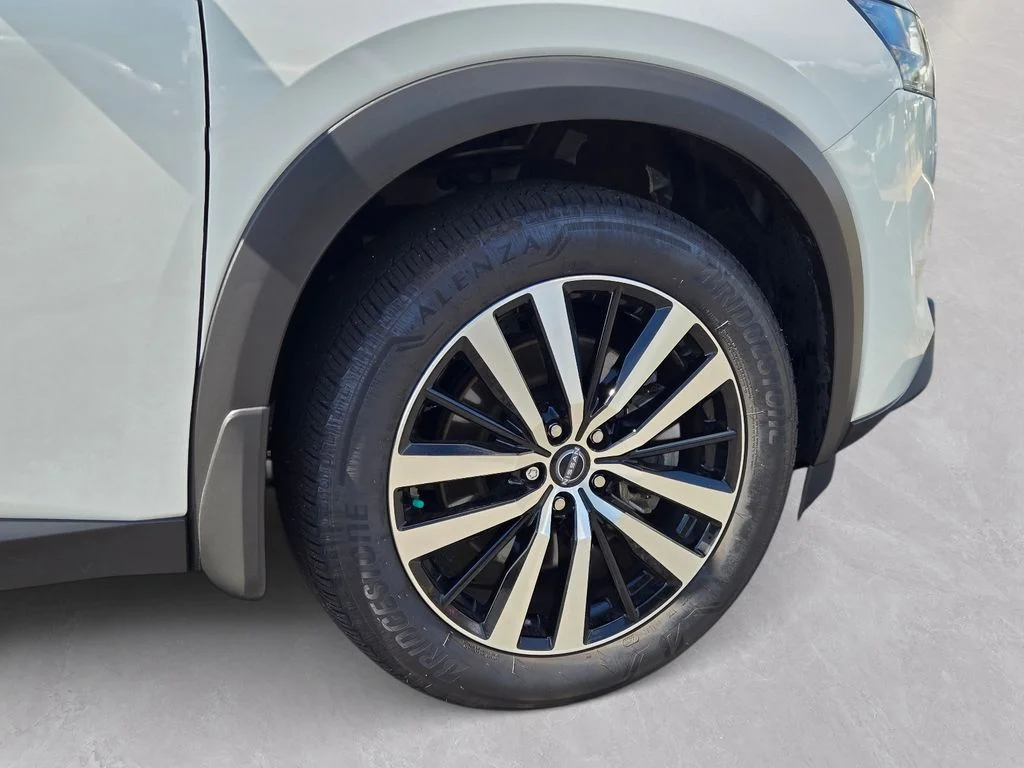Used 2025 White Nissan Platinum image 11