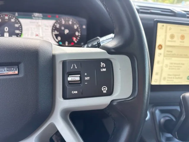 Used 2022 White Land Rover X-Dynamic SE image 24