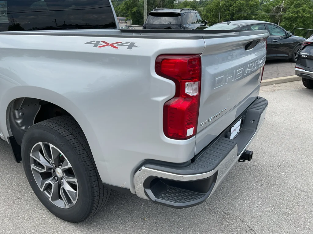 Used 2022 Silver Ice Metallic Chevrolet LT image 7