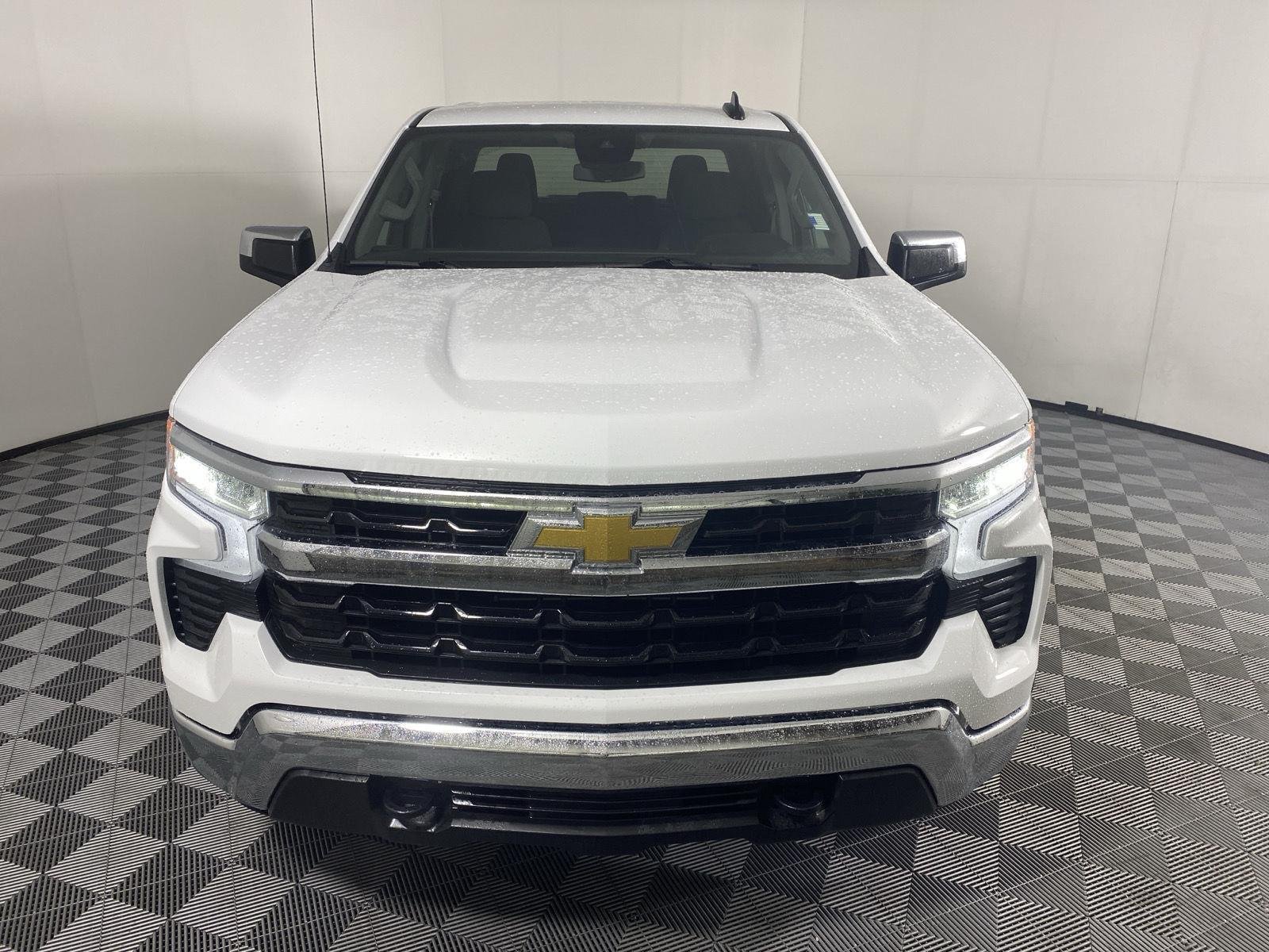 Used 2024 Summit White Chevrolet LT image 2