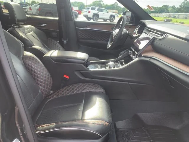 Used 2023 Brown Jeep  image 27