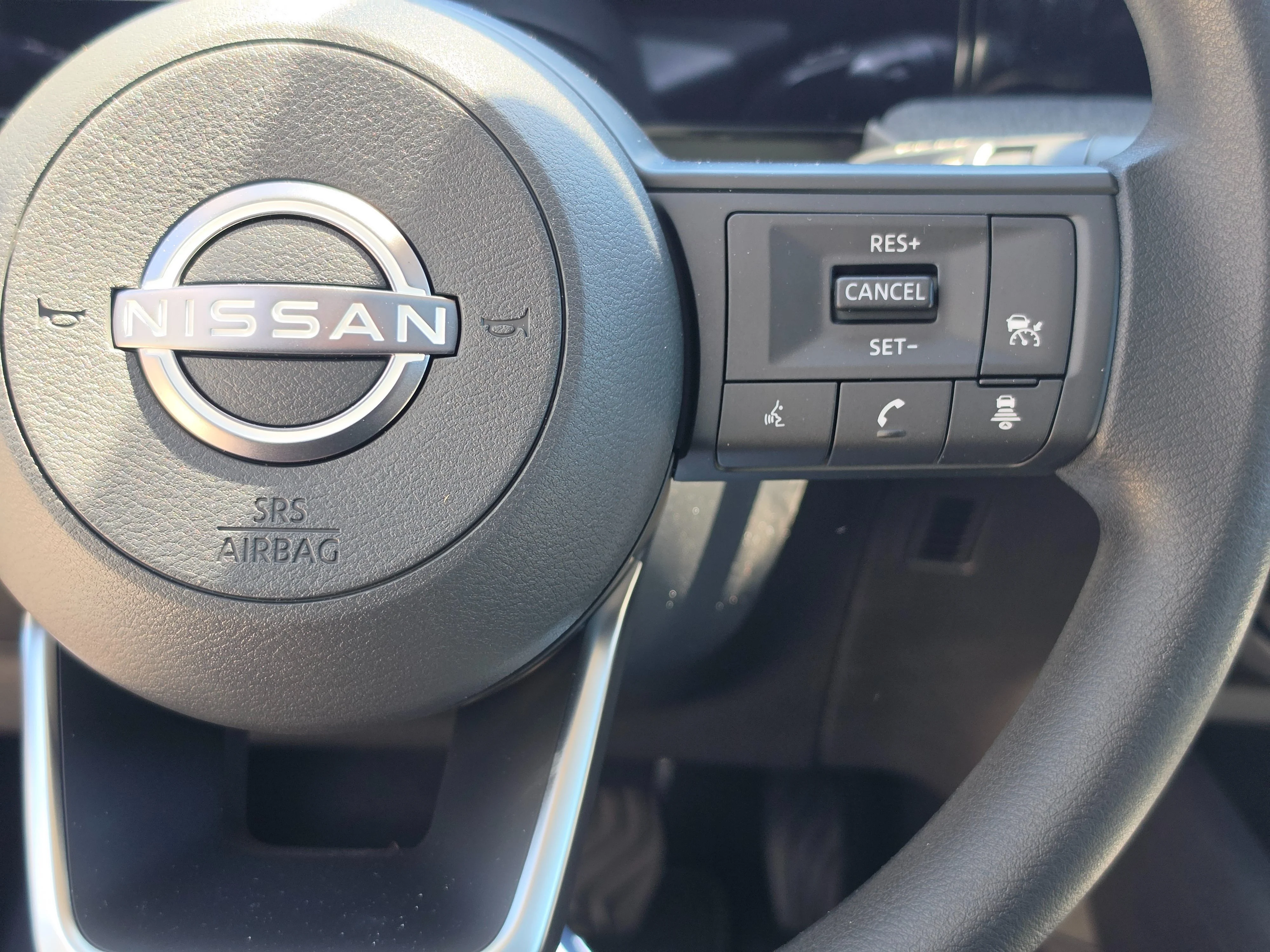 New 2026 Aspen White Tricoat/Super Black Nissan SV image 21