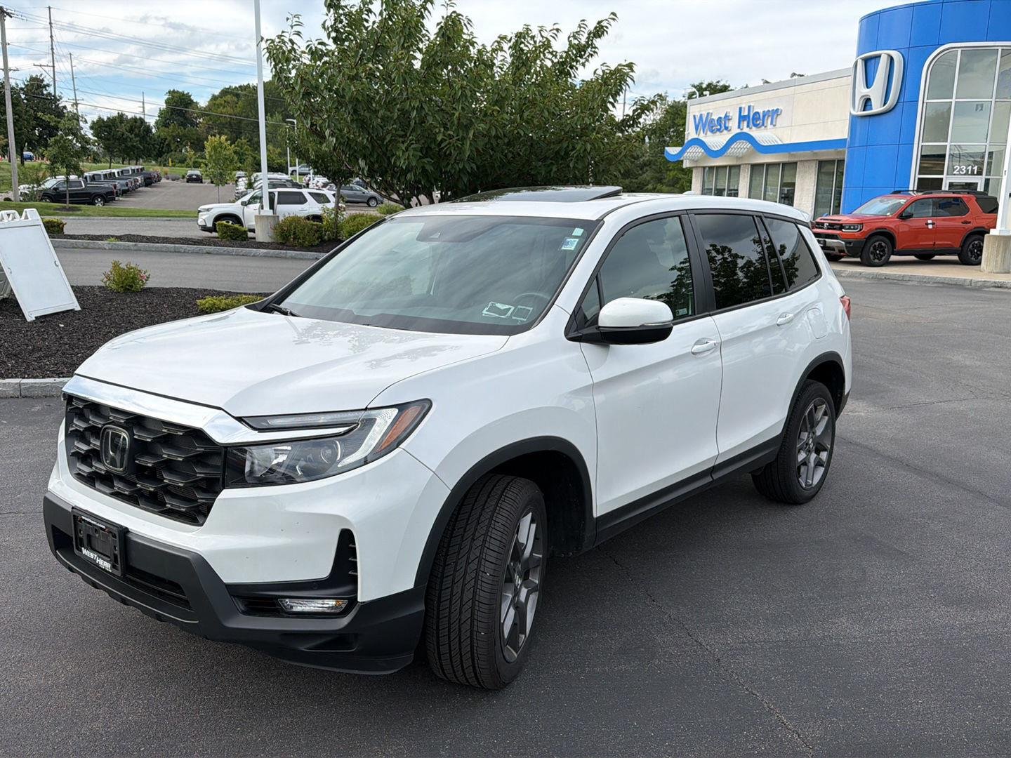 Used 2023 Platinum White Pearl Honda EX-L image 3