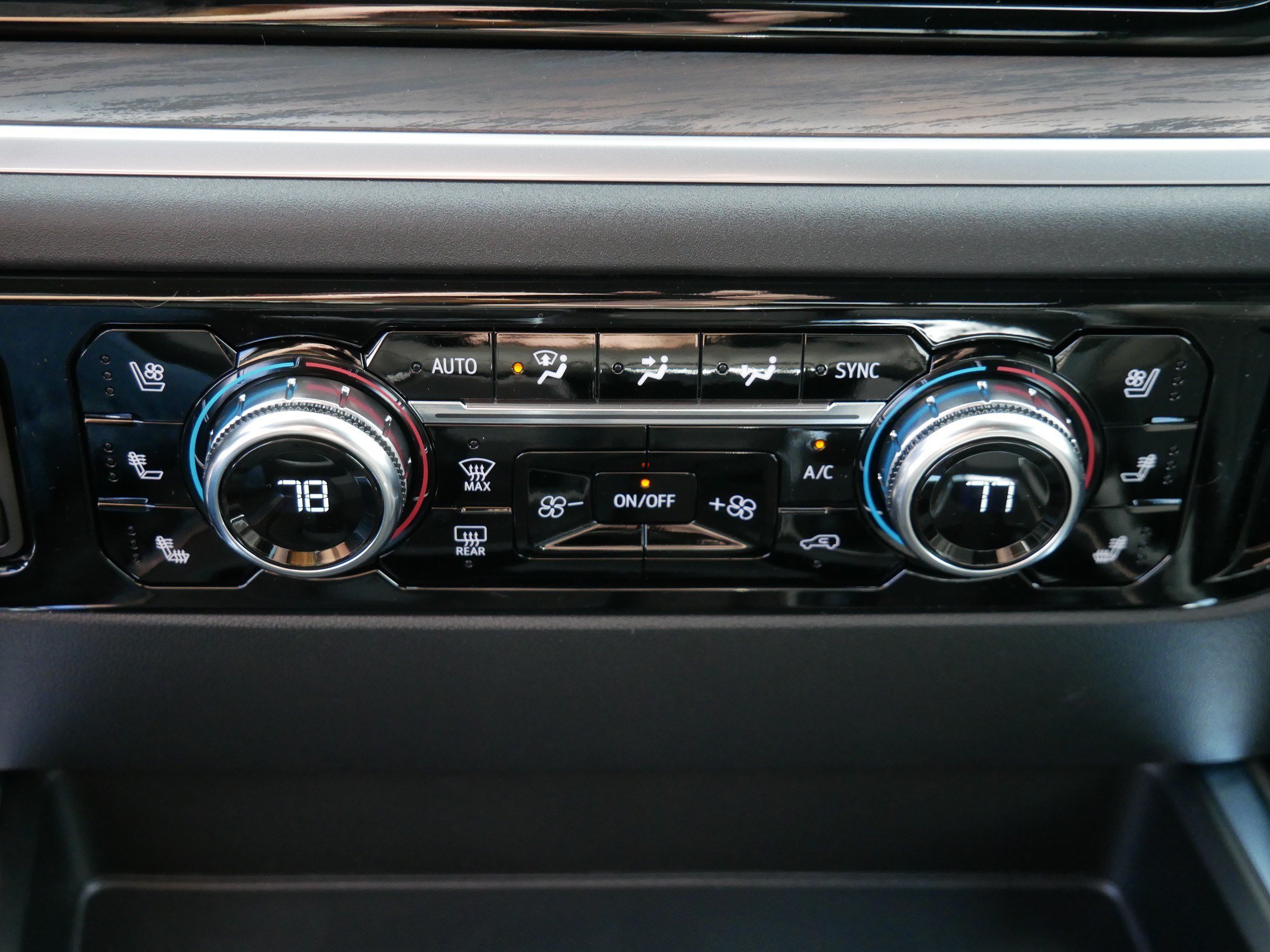 2026 GMC Sierra 1500 SLT - Photo 8