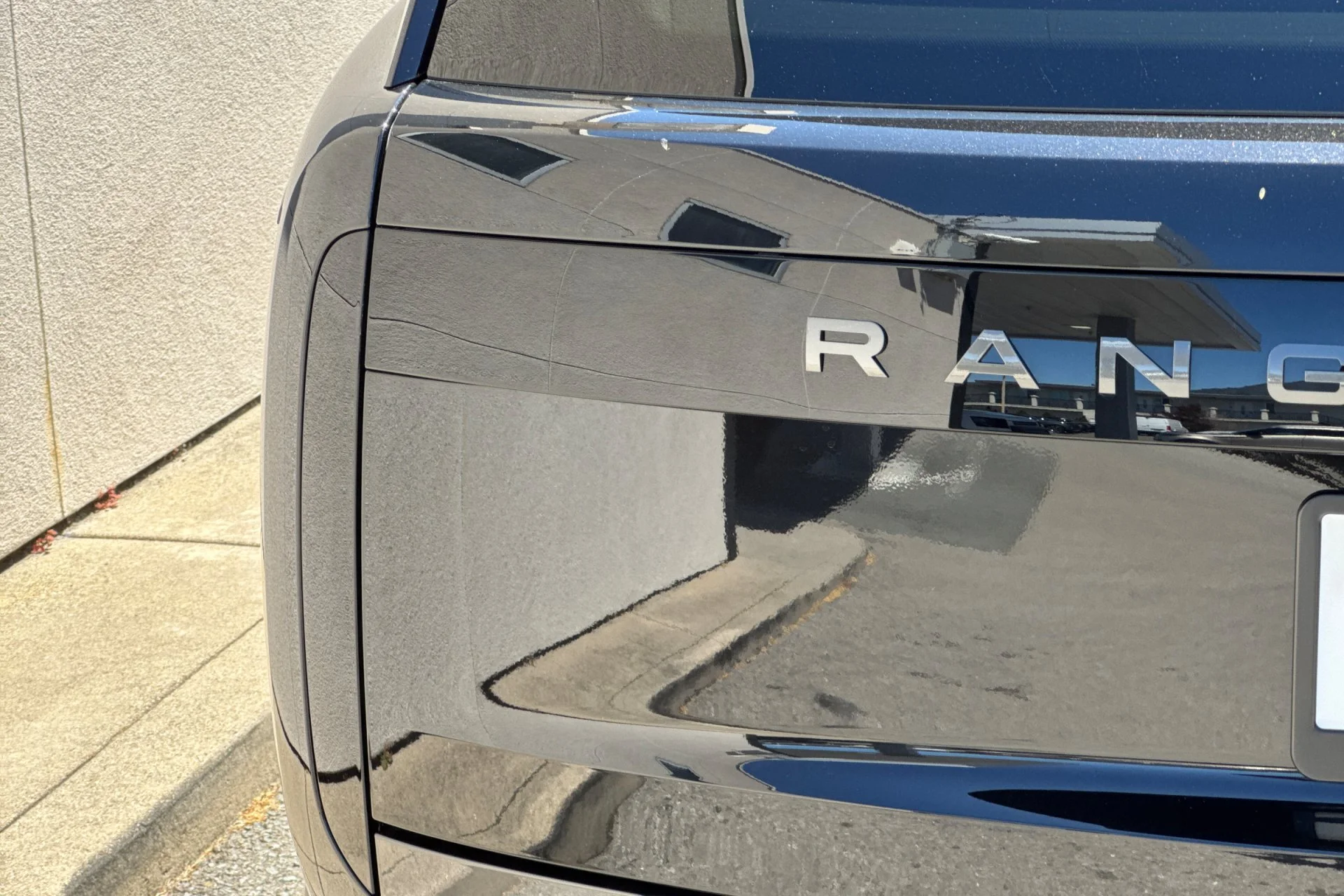 New 2026 SANTORINI BLACK Land Rover SE image 12