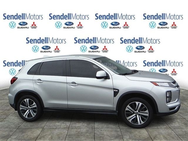 Used 2023  Mitsubishi  image 2