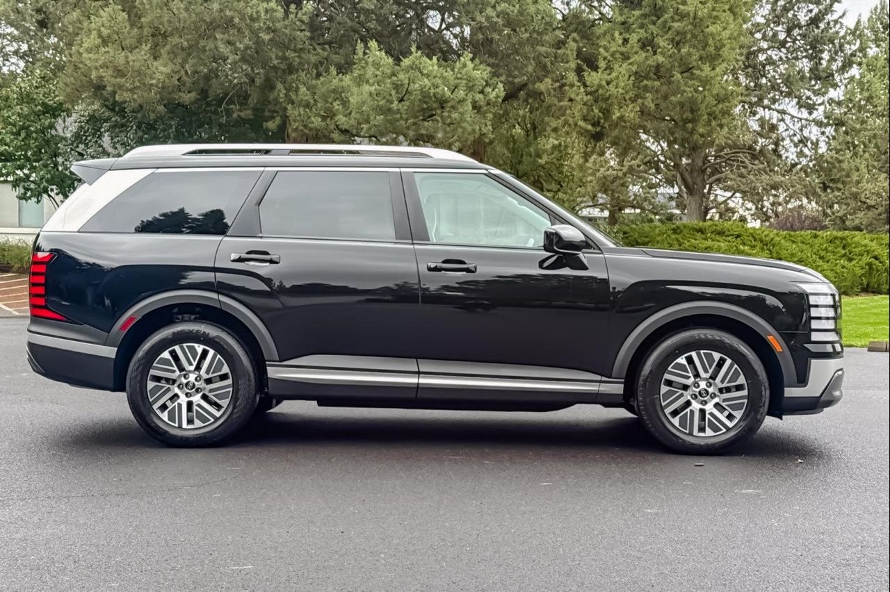 New 2027 Black Hyundai SEL 7P image 3