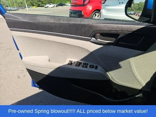 Used 2017 Blue Hyundai SE image 9