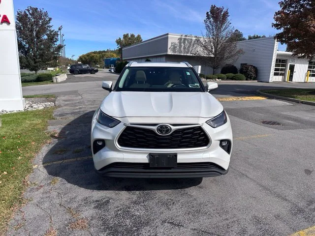 Used 2022 Beige Toyota XLE image 8