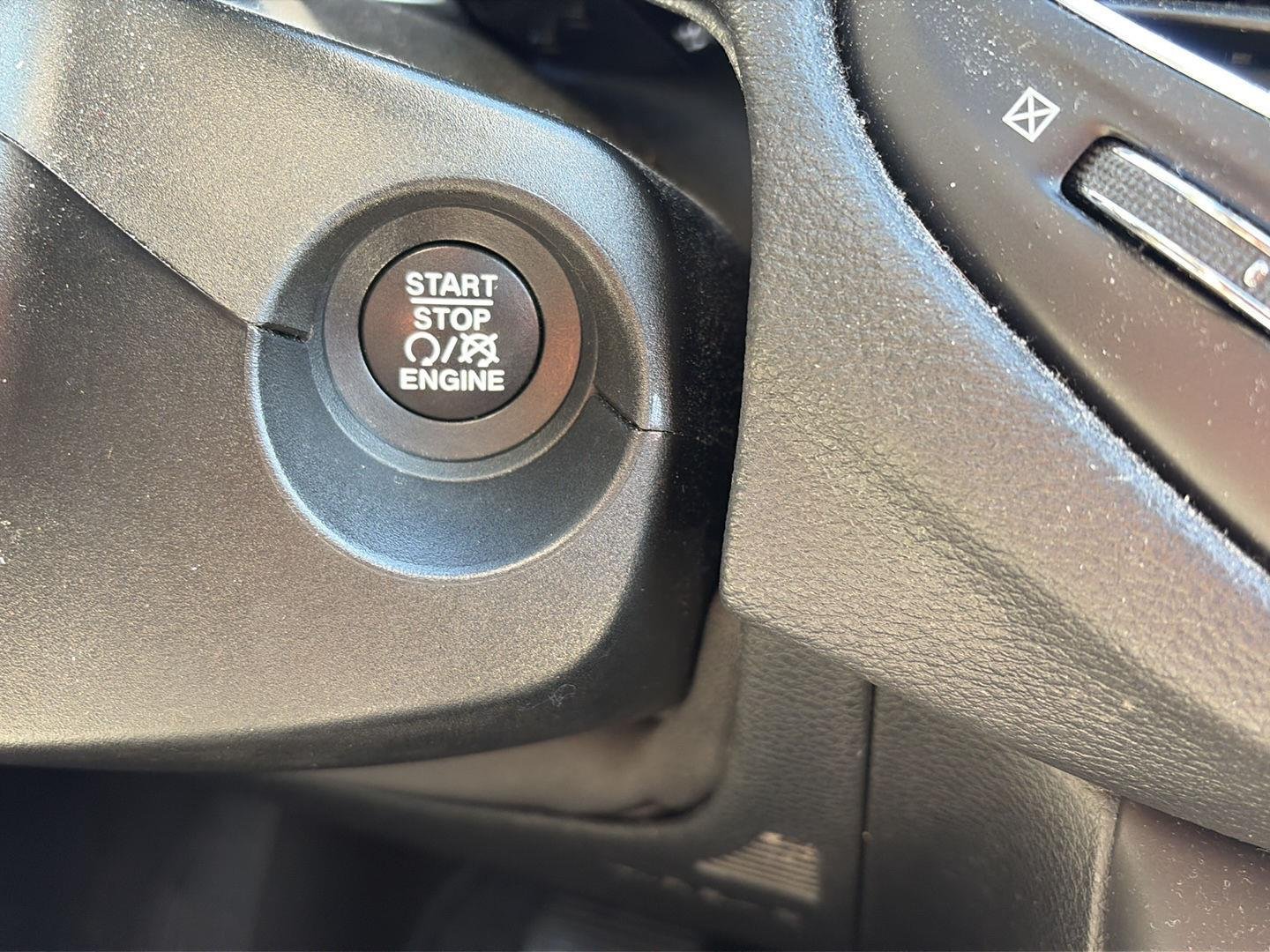 Used 2020 Laser Blue Pearlcoat Jeep Latitude image 21