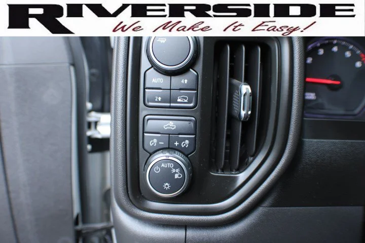 Used 2020 SILVER ICE METALLIC Chevrolet Custom image 7