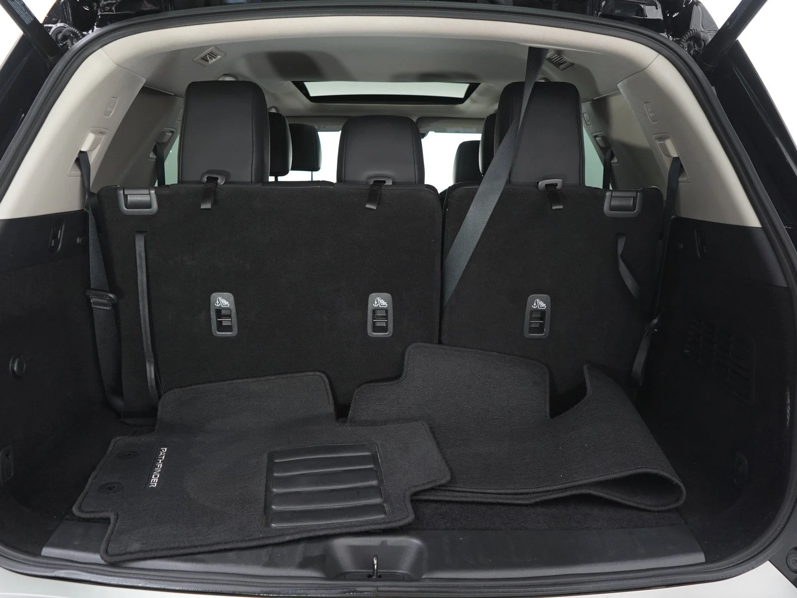Used 2024 Green Nissan Platinum image 9
