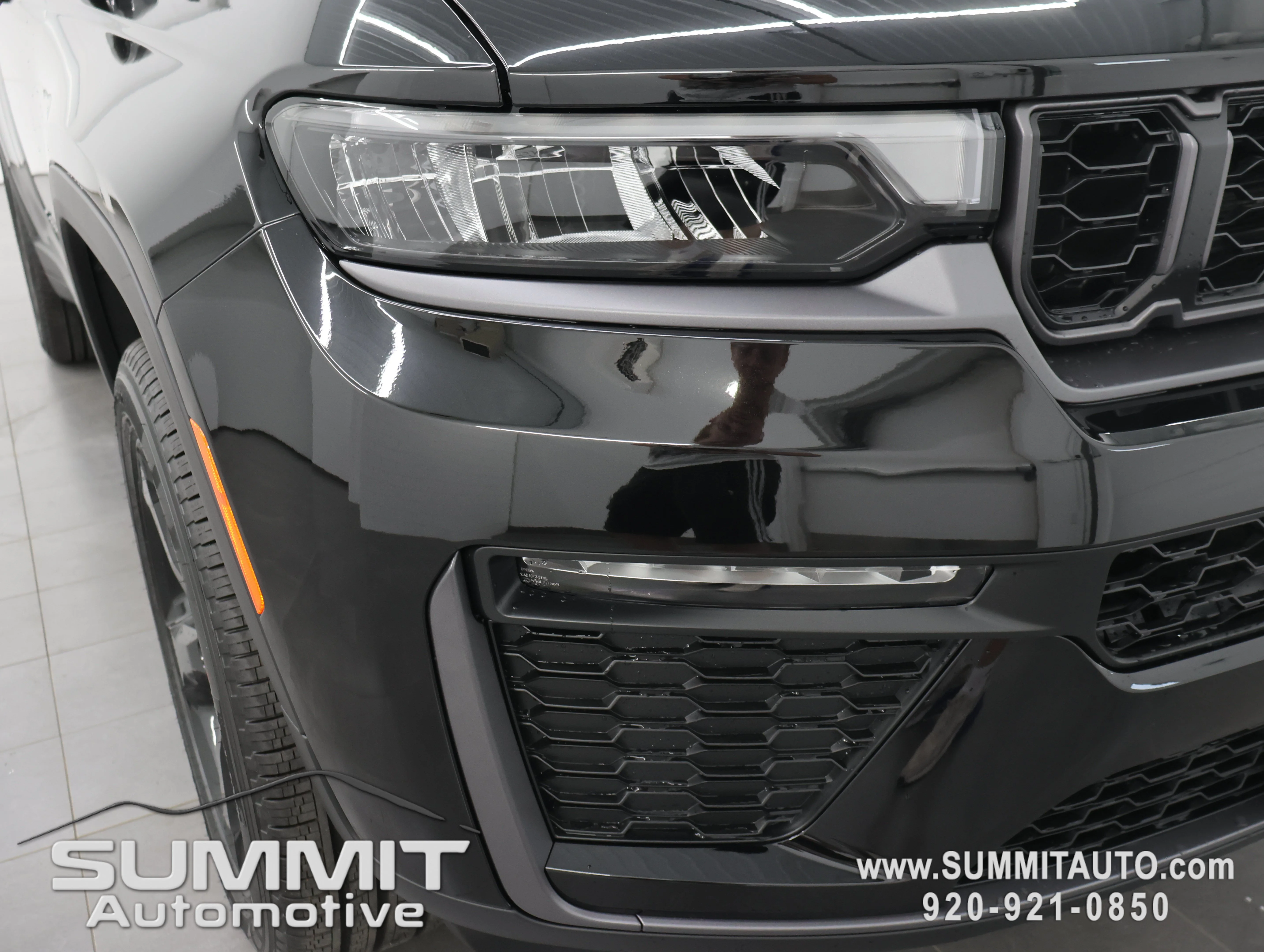 New 2026 Diamond Black Crystal Pearlcoat Jeep Limited image 24