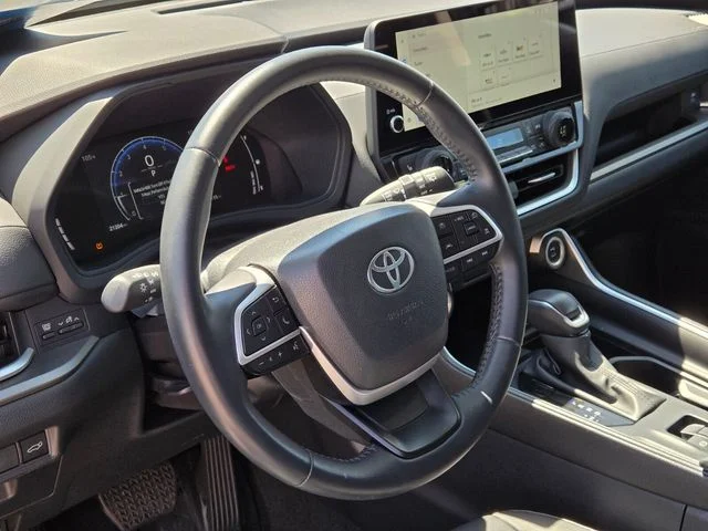 Used 2025  Toyota XLE image 25