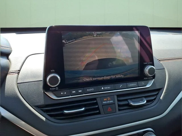 Used 2022 White Nissan 2.5 SR image 29