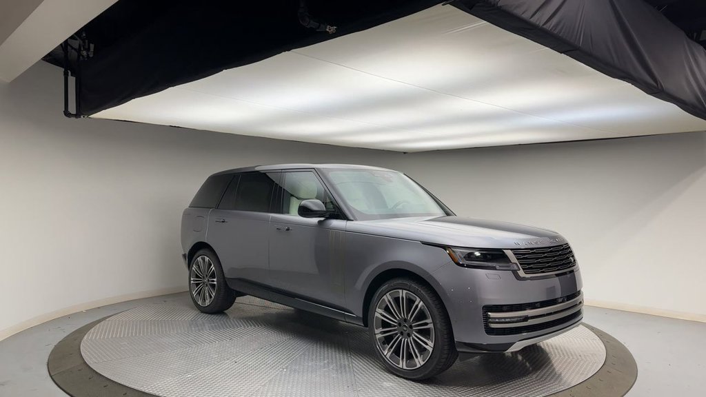 Used 2024  Land Rover SE image 2