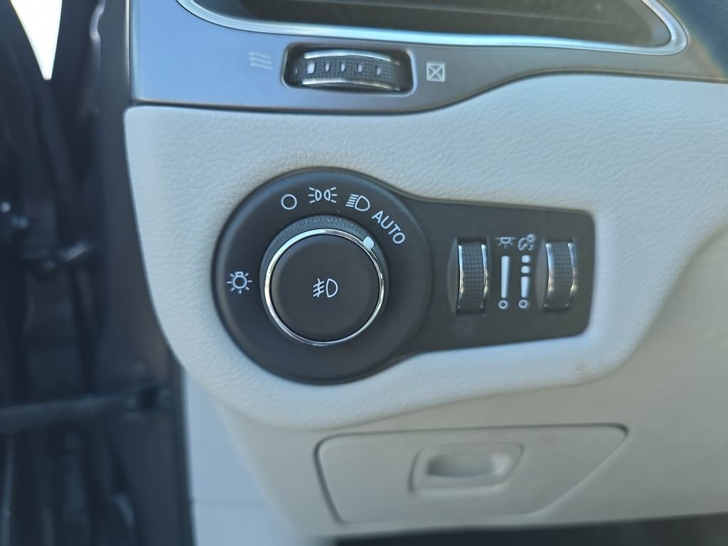 Used 2020 Gray Jeep Latitude Plus image 19