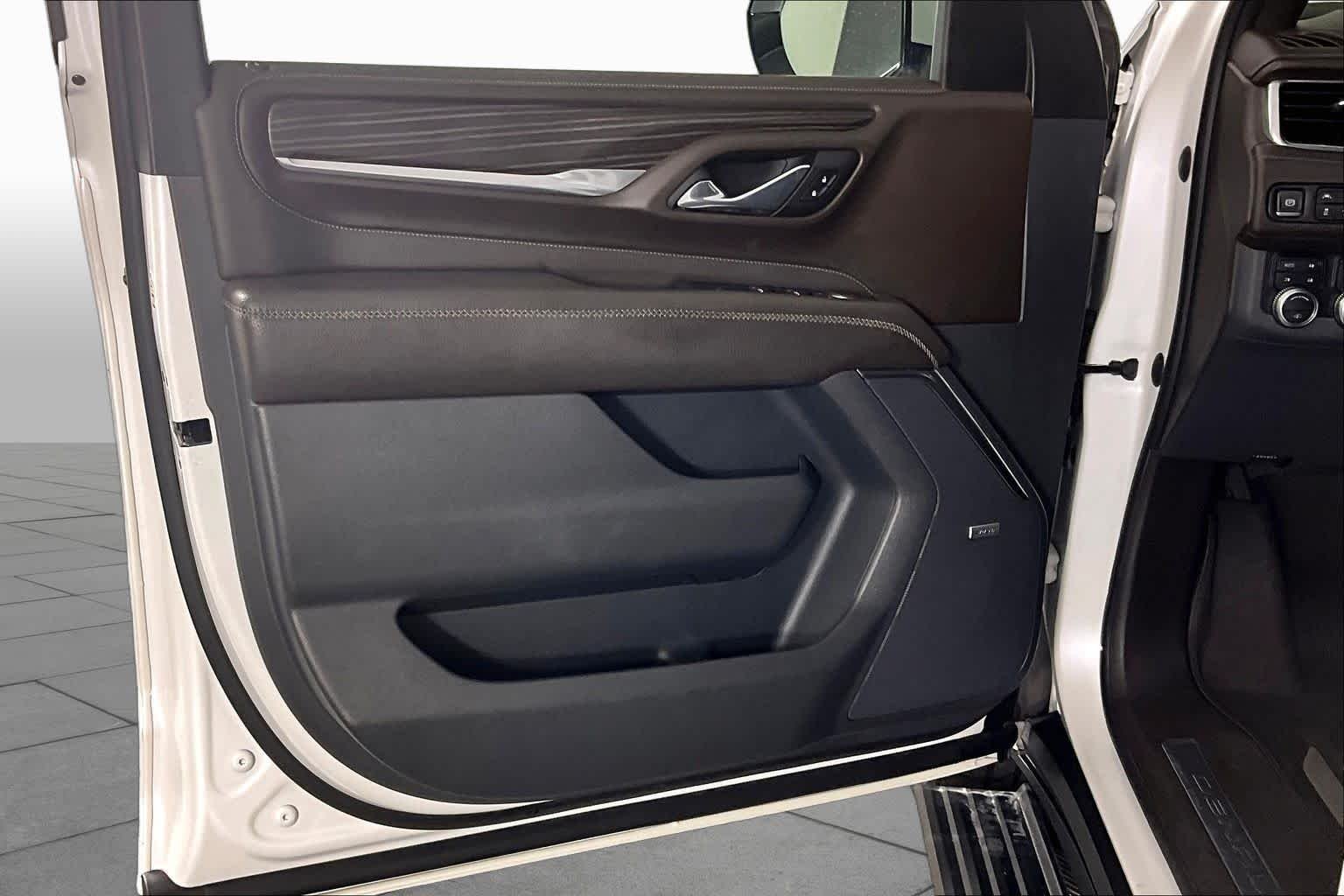 Used 2021 WHITE FROST TRICOAT GMC Denali image 21
