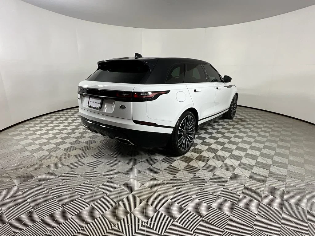 Used 2023 White Land Rover R-Dynamic S MHEV image 4