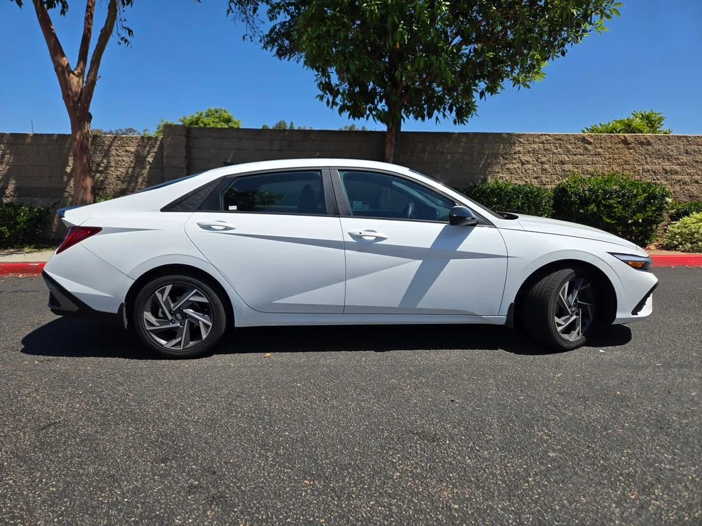 Used 2025 White Hyundai SEL Sport image 8
