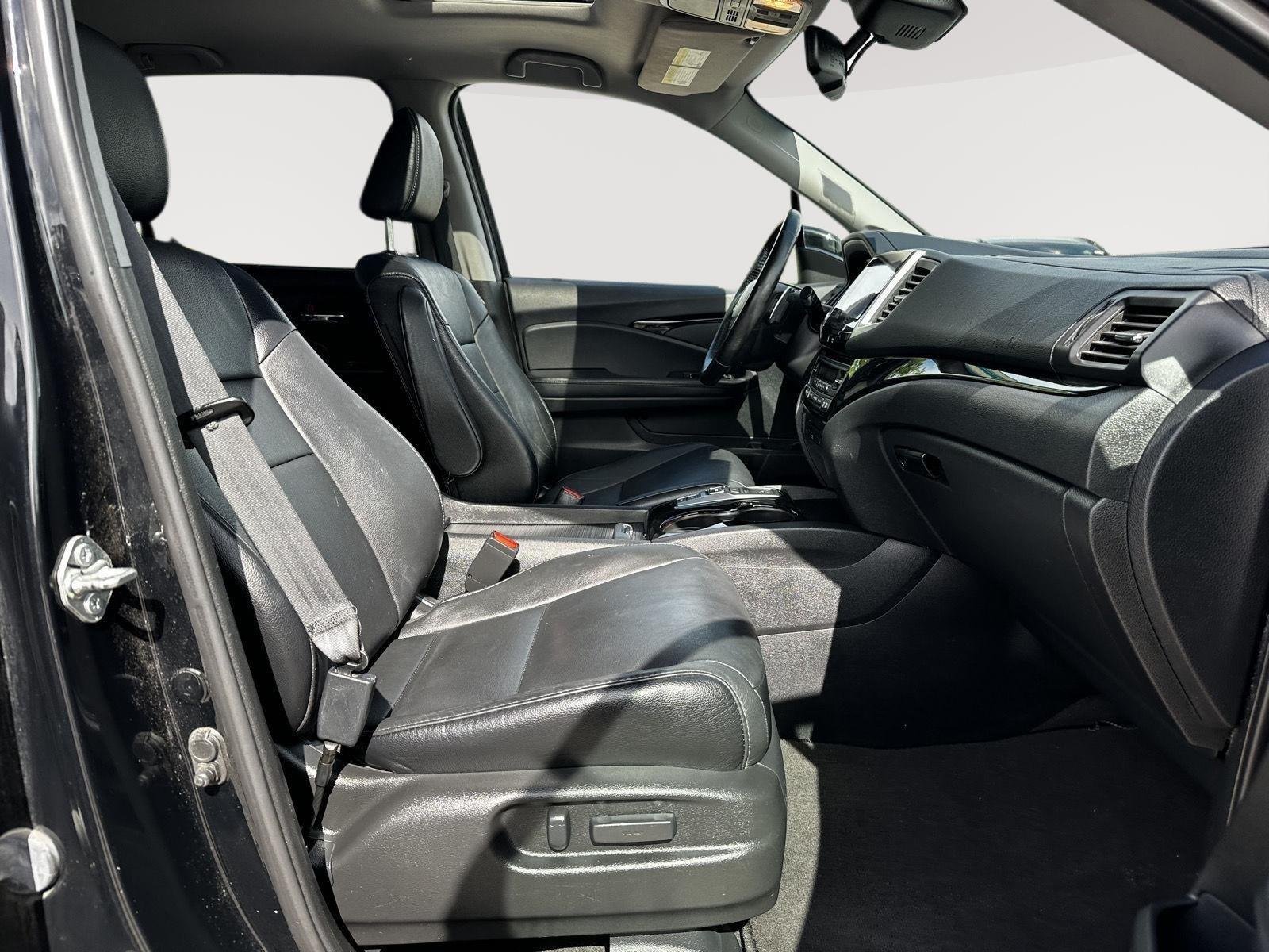 Used 2017 Crystal Black Pearl Honda Touring image 36